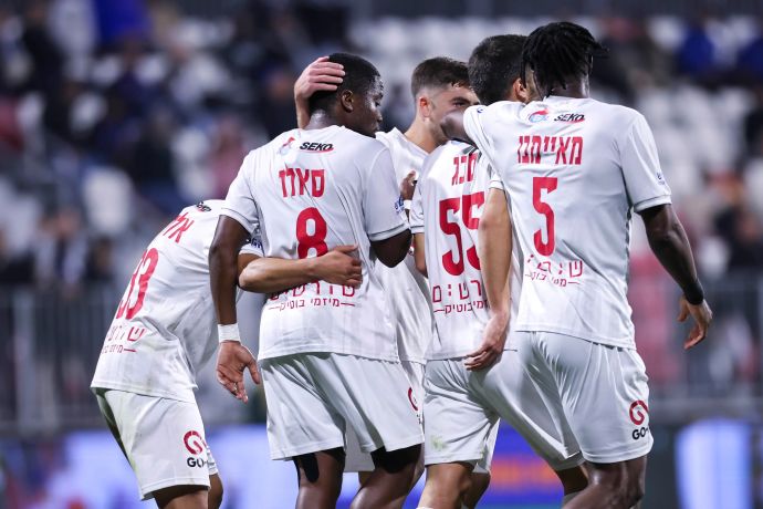 שחקני הפועל חיפה חוגגים