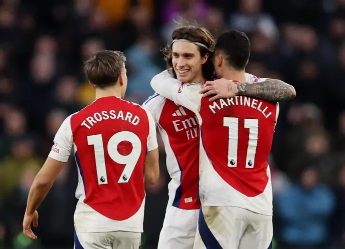 שחקני ארסנל חוגגים עם ריקרדו קלאפיורי