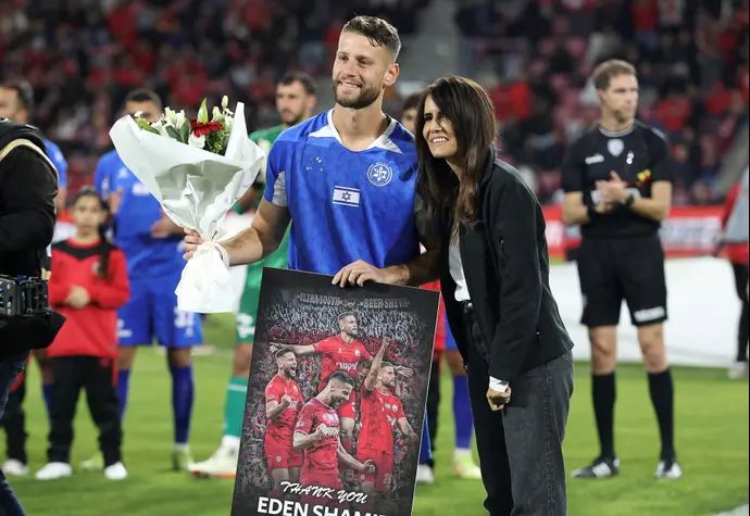 אלונה ברקת בעלים הפועל באר שבע עם עדן שמיר שחקן מכבי פתח תקוה