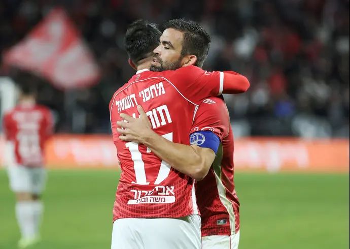 מיגל ויטור עם אלון תורג'מן שחקני הפועל באר שבע חוגגים