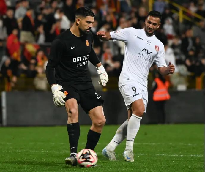 שחקן הפועל ירושלים, אילון אלמוג, מול שוער מ.ס. אשדוד אריאל הרוש