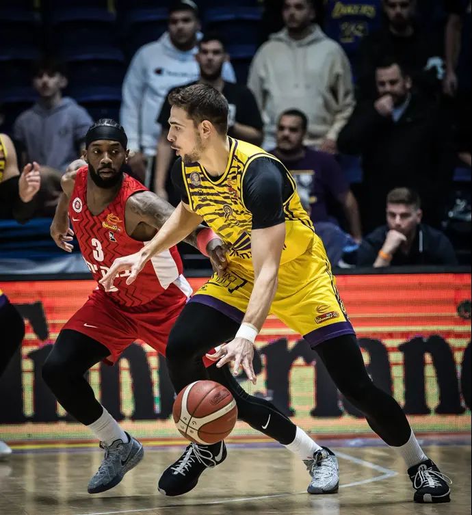 שחקן הפועל חולון יותם חנוכי מול שחקן הפועל ירושלים קאדין קרינגטון