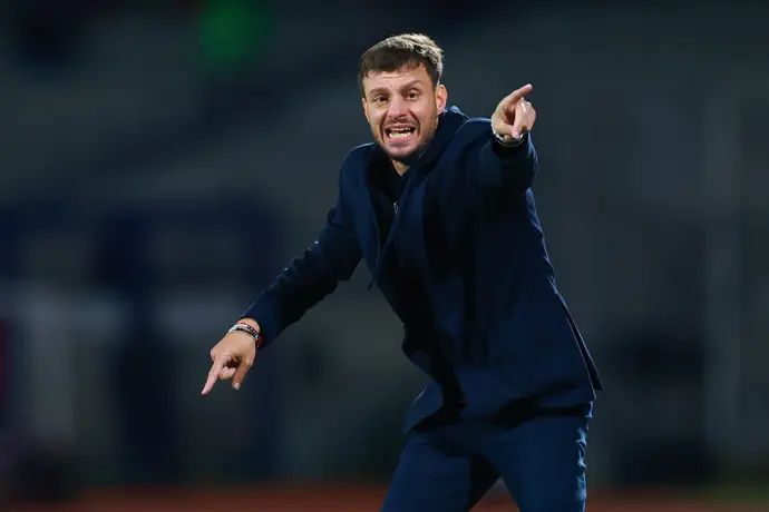 מרטין אנסלמי בימין כמאמן קרוס אסול