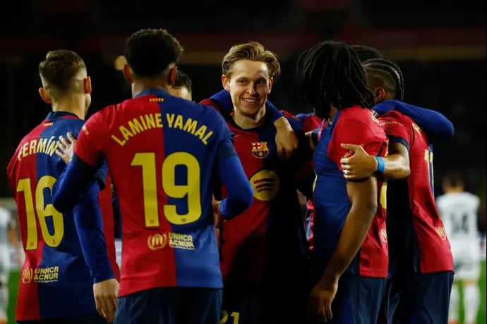 שחקני ברצלונה חוגגים עם פרנקי דה יונג