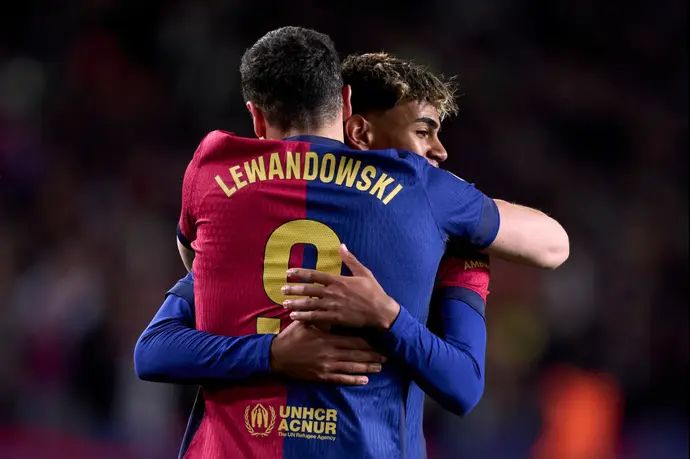 שחקן ברצלונה רוברט לבנדובסקי חוגג עם לאמין ימאל