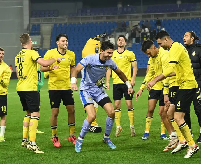 עומר ניראון ושחקני מכבי נתניה