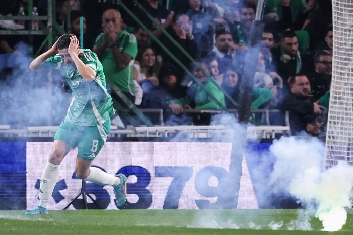 דולב חזיזה מכבי חיפה על רקע האבוקות