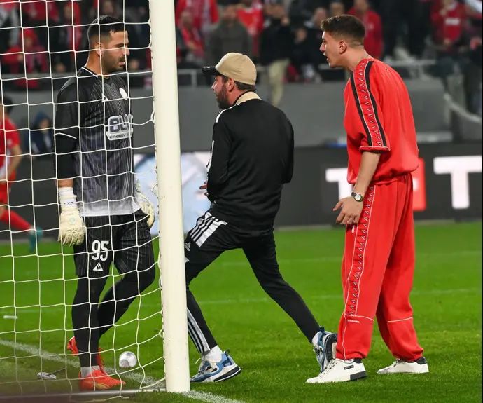 אוהדי הפועל תל אביב מול שוער הפועל נוף הגליל מתן עמבר