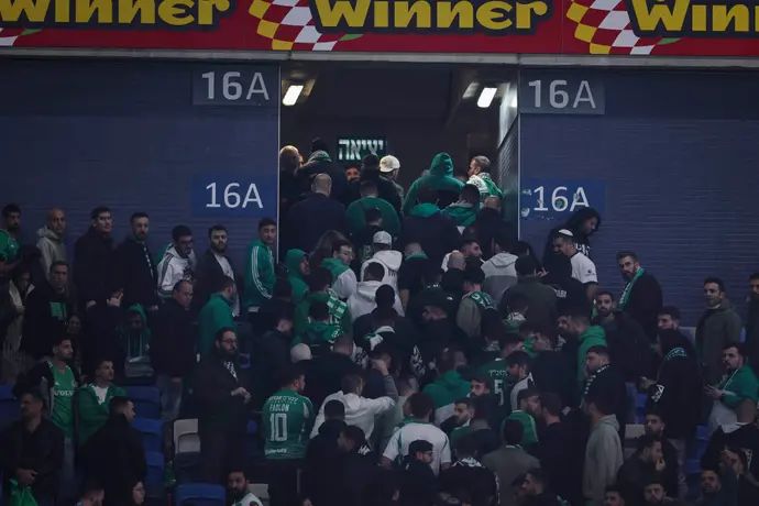 אוהדי מכבי חיפה עוזבים את היציע לאחר עצירת המשחק נגד מכבי תל אביב