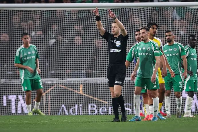 יגאל פריד מסמן כי הוא הולך לבדיקת VAR במשחק של מכבי חיפה מול מכבי תל אביב