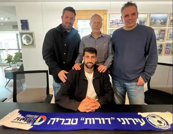עומר יצחקי חותם על חוזה עם עירוני טבריה לצד הבעלים מיקי ביתן, אריה קלמנזון וסוכנו אדם קידן