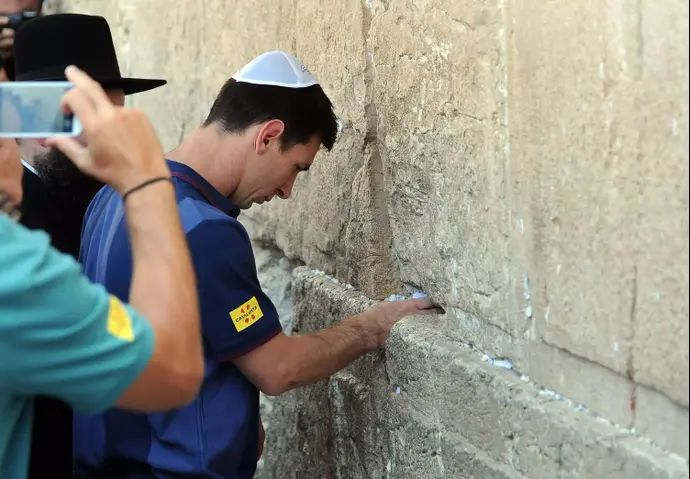 שחקן ברצלונה ליאונל מסי בכותל המערבי