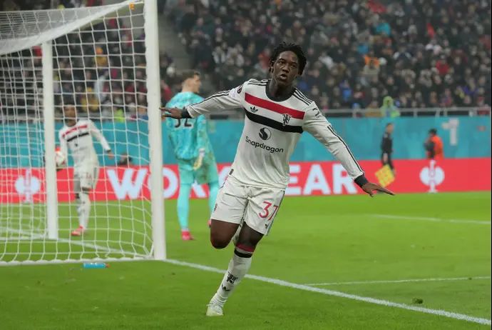 קובי מאינו שחקן מנצ'סטר יונייטד חוגג שער