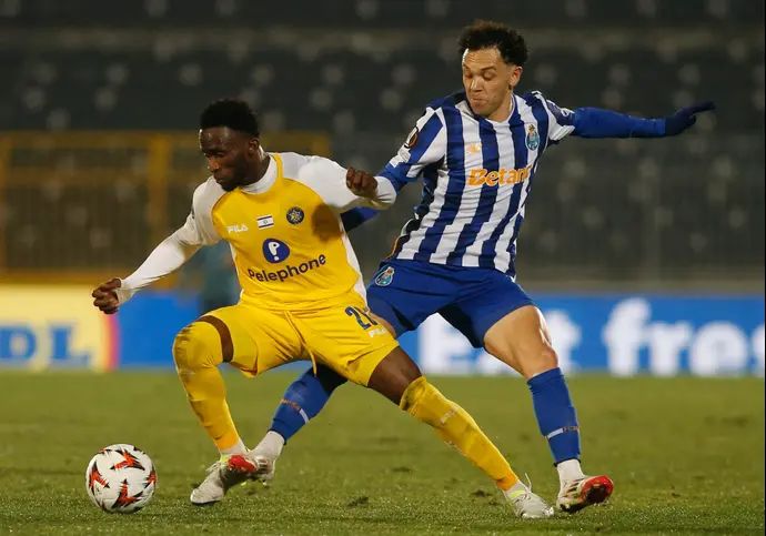 שחקן מכבי תל אביב, איסוף סיסוקו, מול שחקן פורטו, פפה