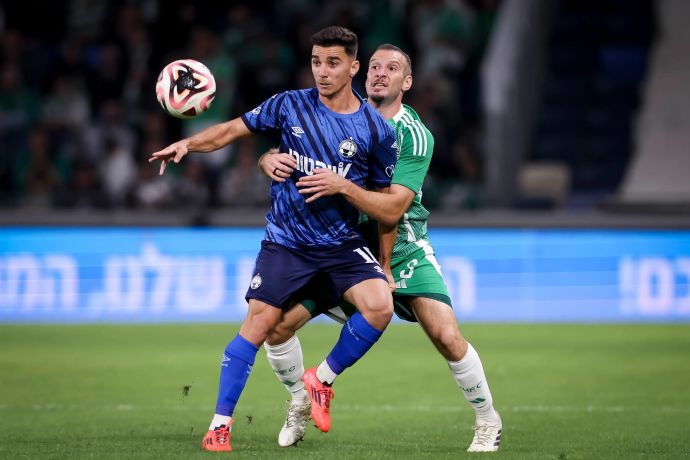 דן ביטון שחקן הפועל באר שבע לפני שון גולדברג שחקן מכבי חיפה