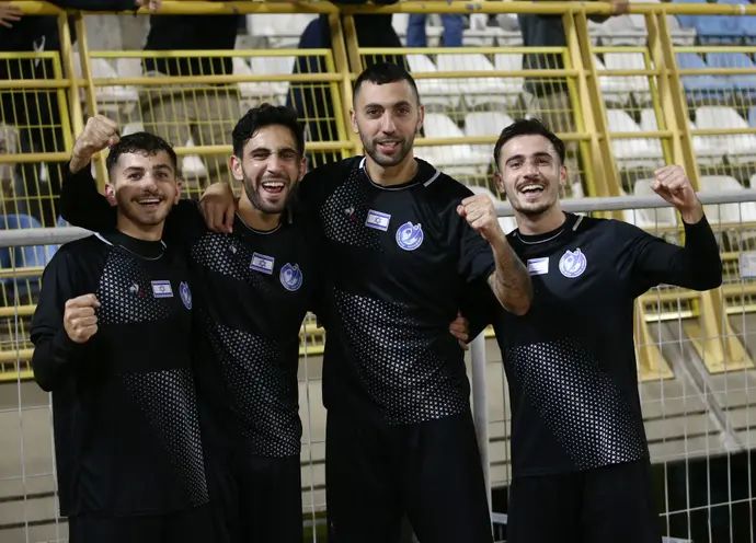 תומר בנבנישתי (מימין), אלי אלבז, ליאל ביטון, אור דעבול שחקני עירוני מודיעין חוגגים