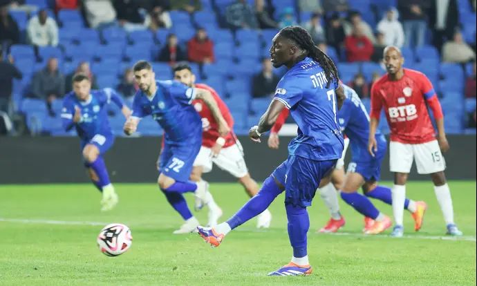 ג'ורדן בוטאקה שחקן עירוני טבריה בועט פנדל