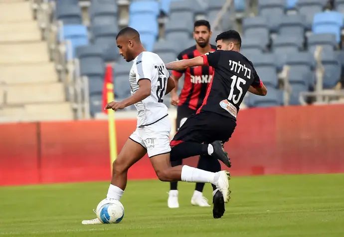 שחקן מכבי נתניה, כרם ג'אבר מול שחקן הפועל חיפה, אלי בלילתי