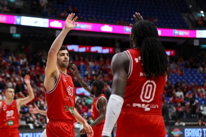 שחקן הפועל תל אביב, תומר גינת, עם ג'ונתן מוטלי