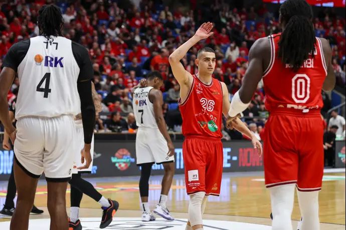 שחקן הפועל תל אביב ים מדר עם ג'ונתן מוטלי