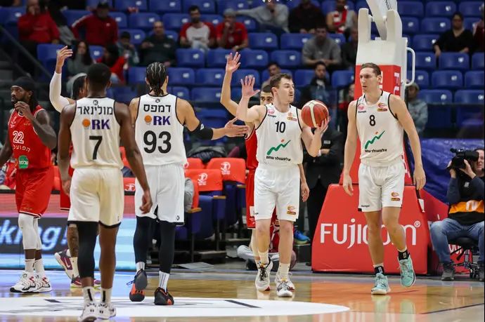 שחקני הפועל באר שבע: עידו פליישר, ספנסר וייס, קודי דמפס, אייברסון מולינאר