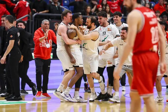 שחקני הפועל באר שבע חוגגים שלשת ניצחון של אייברסון מולינאר