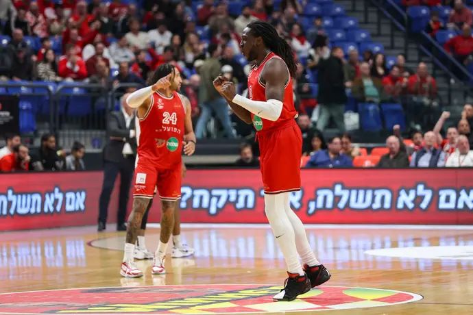 שחקן הפועל תל אביב ג'ונתן מוטלי חוגג