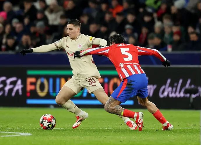 אוסקר גלוך שחקן רד בול זלצבורג לצד רודריגו דה פול שחקן אתלטיקו מדריד