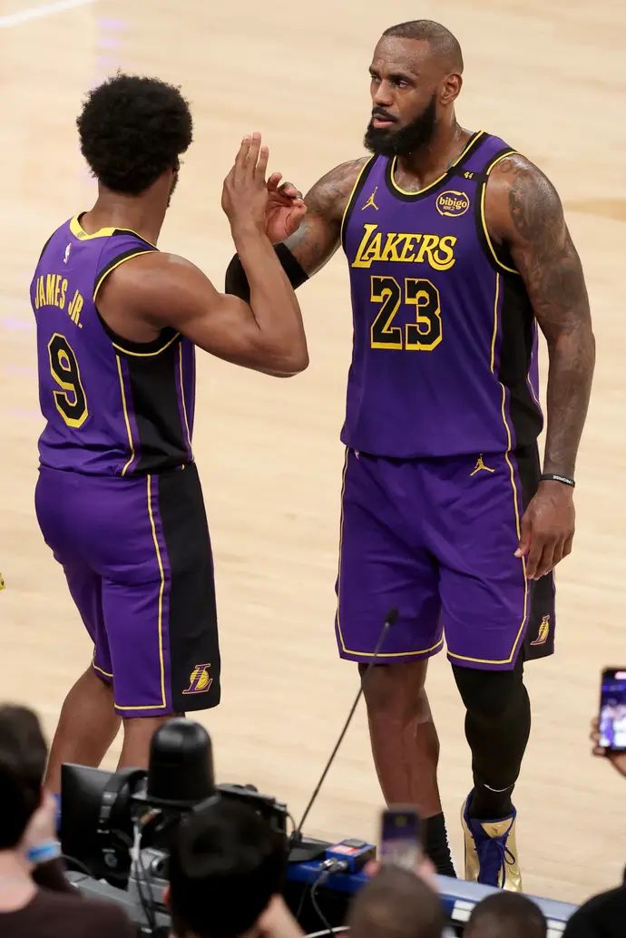 לברון ג'יימס לצד ברוני ג'יימס, לוס אנג'לס לייקרס