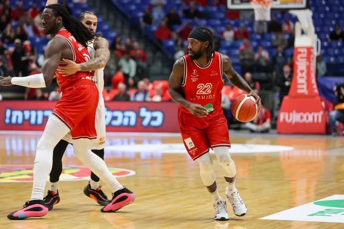 שחקן הפועל תל אביב פטריק בוורלי מקבל חסימה של ג'ונתן מוטלי