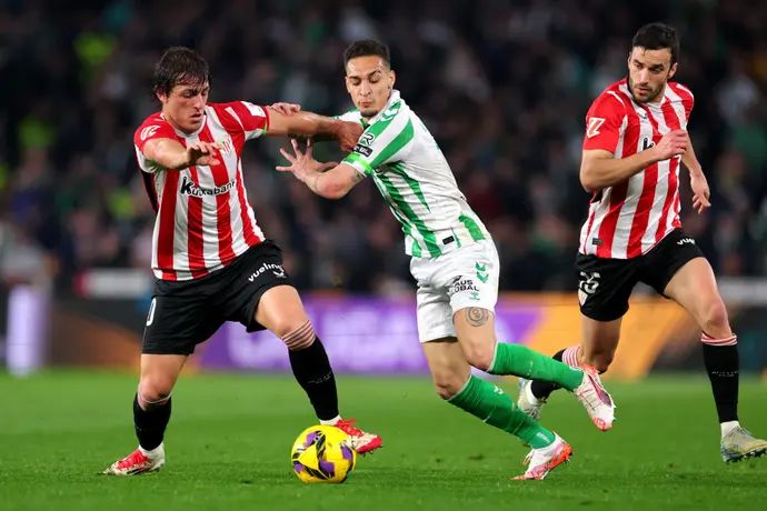 אנטוני שחקן בטיס מול אונאי גומס שחקן אתלטיק בילבאו