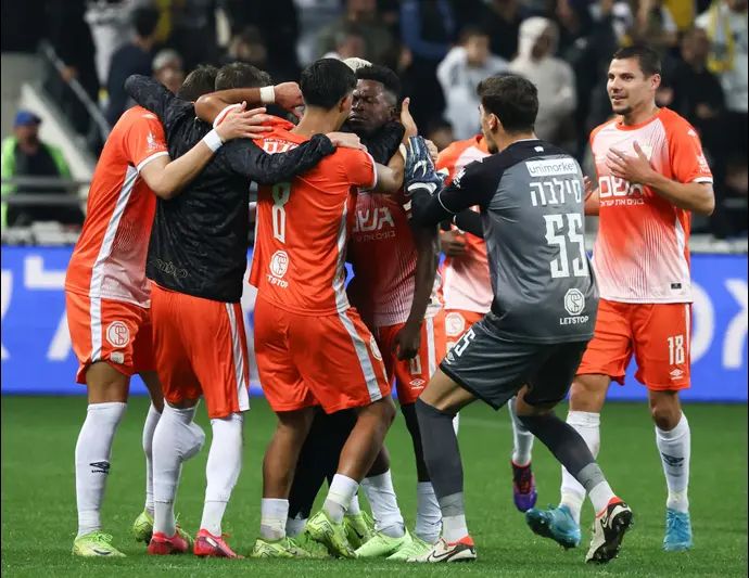 שחקני בית"ר ירושלים חוגגים עם איסמעילה סורו