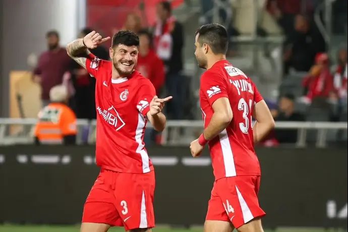 גוראן אנטוניץ' עם זיו מורגן שחקני הפועל תל אביב