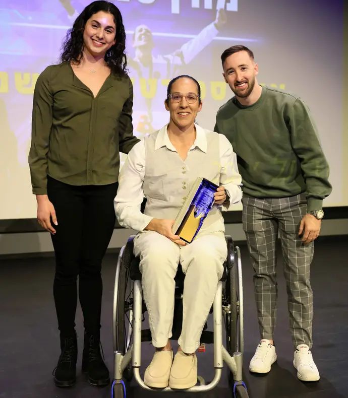 מורן סמואל מקבלת את פרס ספורטאי השנה של הוועד הפראלימפי, איתה המתעמל ארטיום דולגופיאט, המתעמלת האומנותית אופיר שחם