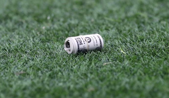 שטרות כסף על מגרש כדורגל