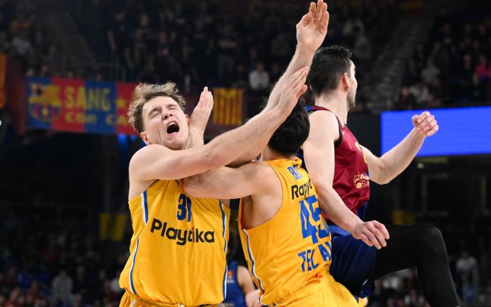 תמיר בלאט, רוקאס יוקובאיטיס שחקני מכבי תל אביב מתנגשים