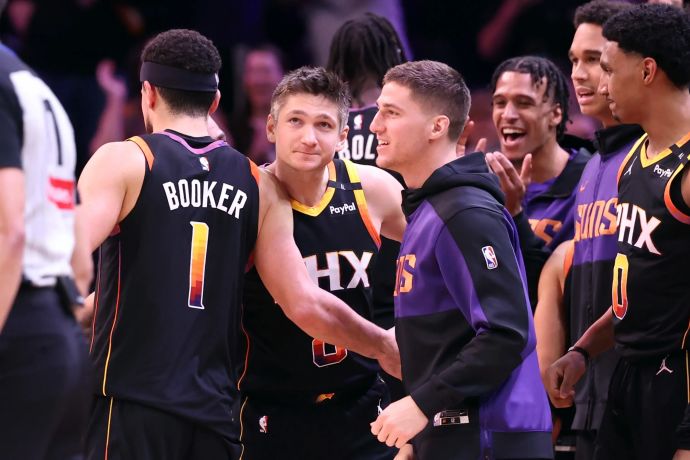 שחקני פיניקס סאנס חוגגים עם גרייסון אלן