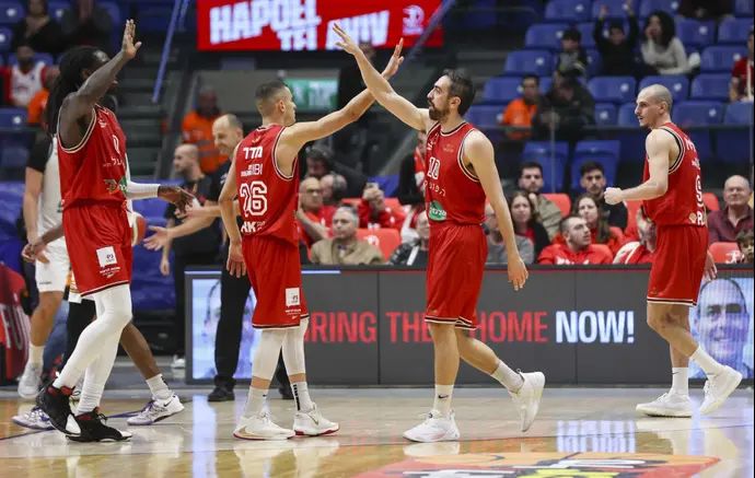 שחקני הפועל תל אביב חוגגים: גיא פלטין, בר טימור, ים מדר, ג'ונתן מוטלי