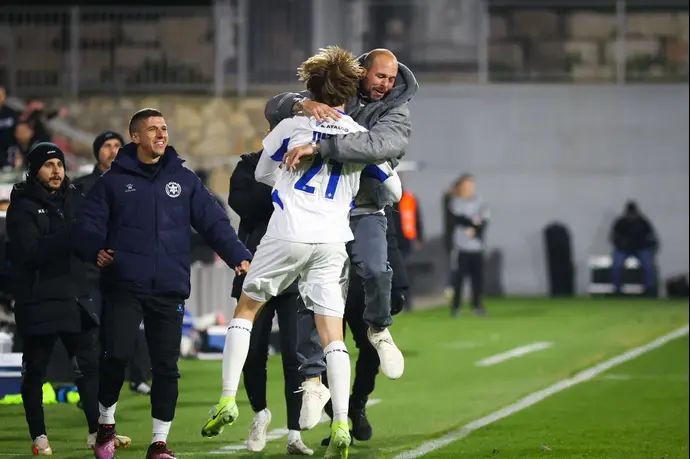 ווילסון האריס שחקן מכבי פתח תקוה חוגג שער עם מאמנו תמיר לוזון