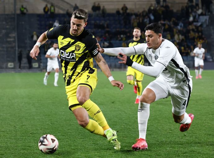 שחקן בית"ר ירושלים, ירדן שועה, מול שחקן הפועל חדרה ליסב עיסאת