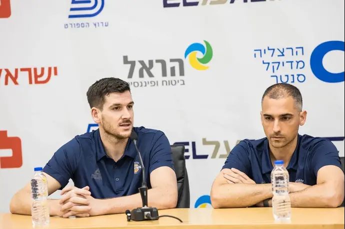 יהוא אורלנד מאמן בני הרצליה לצד פרדריק בורדיון