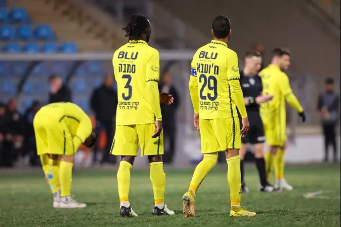 סמביניה לצד נאעל חוטבא שחקני מכבי בני ריינה