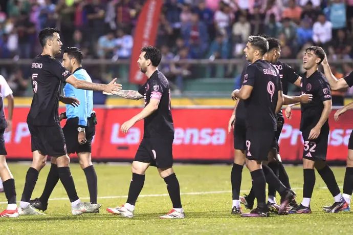 ליאונל מסי במדי אינטר מיאמי לצד סרחיו בוסקטס ולואיס סוארס