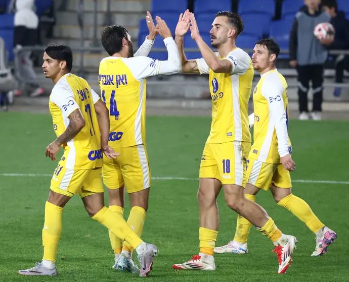 שחקני מכבי תל אביב חוגגים עם נמניה סטואיץ'