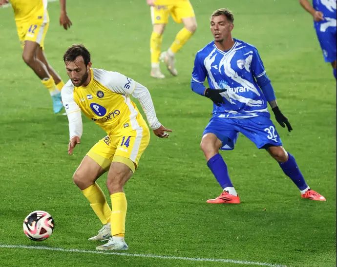 יוריס ואן אובריים שחקן מכבי תל אביב לצד שי בן דוד שחקן עירוני קרית שמונה