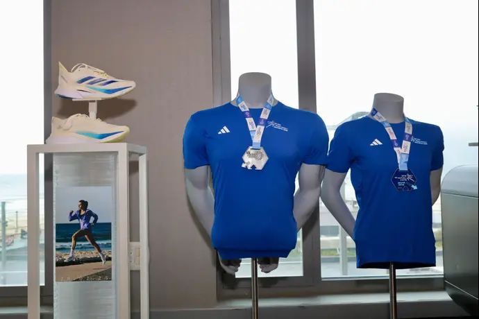 חולצת המרתון, נעל המרתון הרשמית והמדליה