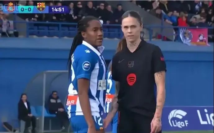 שחקנית ברצלונה, מאפי לאון, ליד שחקנית אספניול, דניאלה קרקאס