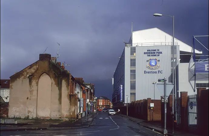 בלב שכונת מגורים בליברפול. אצטדיון גודיסון פארק