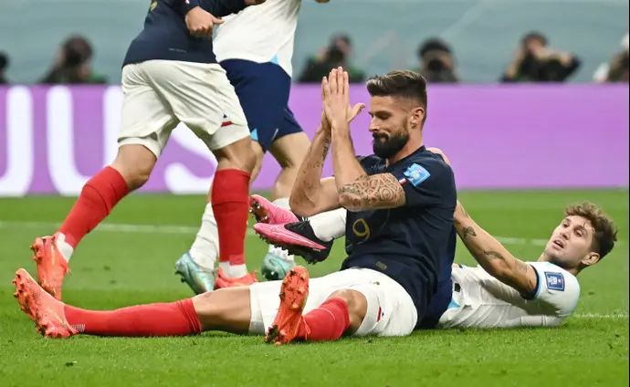 שחקן נבחרת צרפת, אוליבייה ז'ירו, במשחק נגד אנגליה