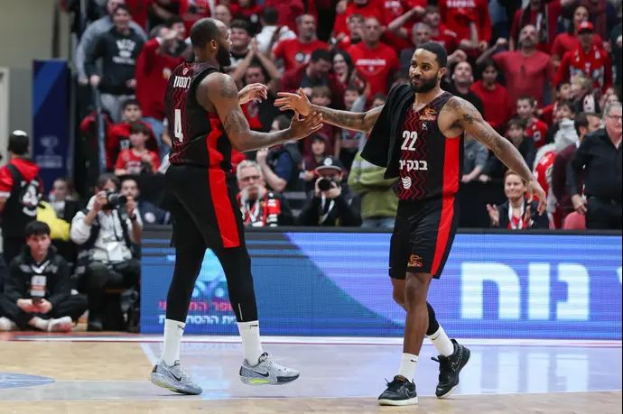 שחקן הפועל ירושלים טאריק פיליפ עם כריס ג'ונסון